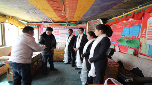 检察长达娃琼达同志慰问我院驻村工作队