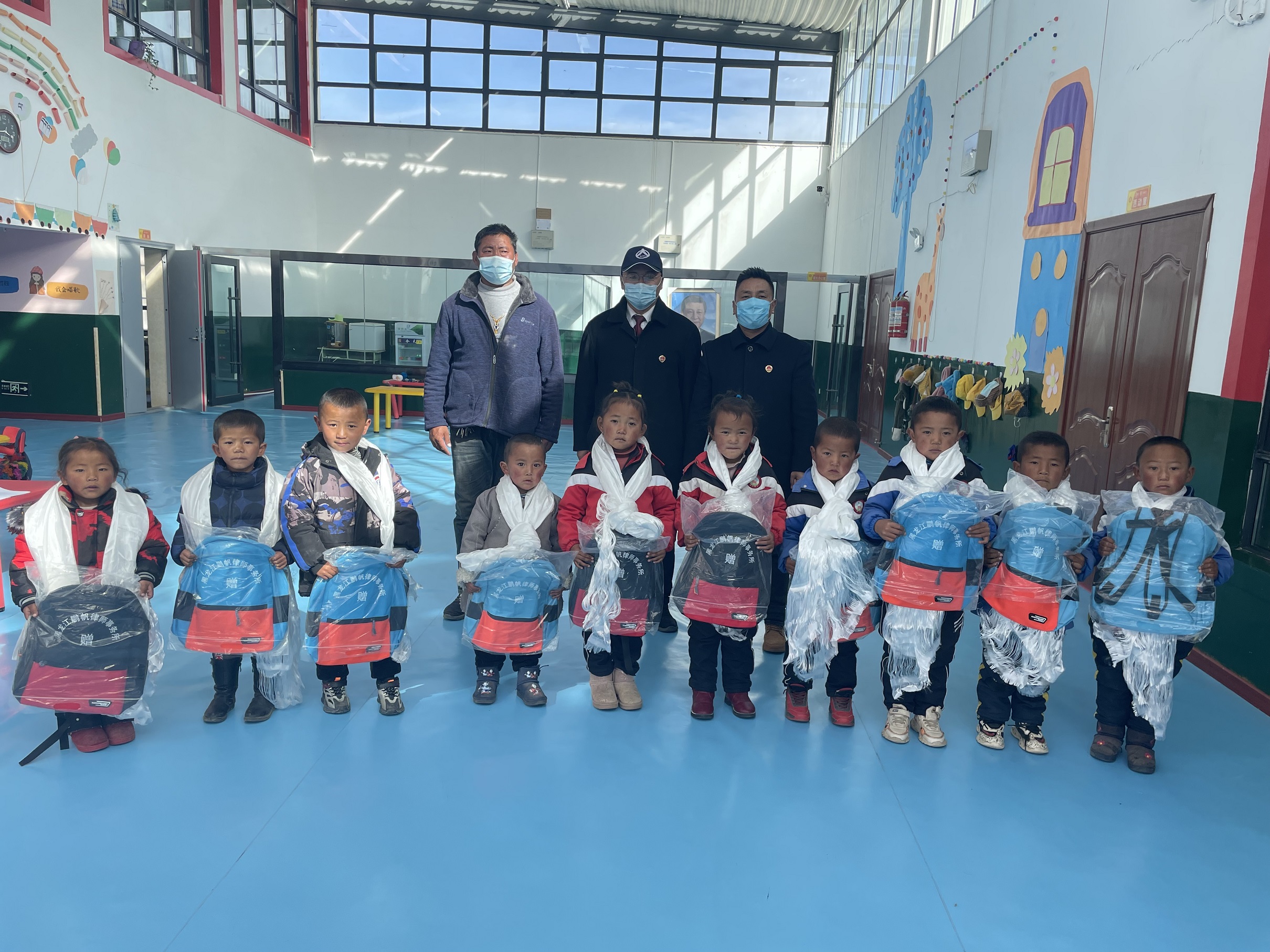 康马县人民检察院开展“未成年人寒假安全守护行动”暨龙藏一家亲 下乡发放大庆市律师捐赠物品仪式